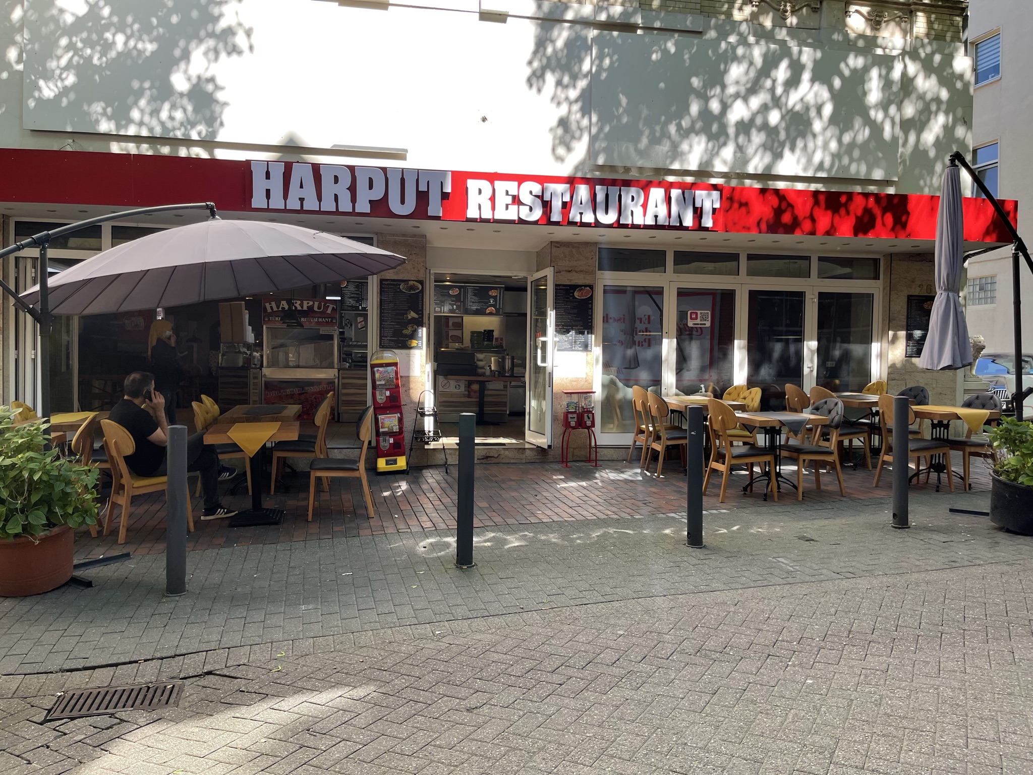 Außenansicht des Harput Restaurants in Dortmund mit Außensitzbereich