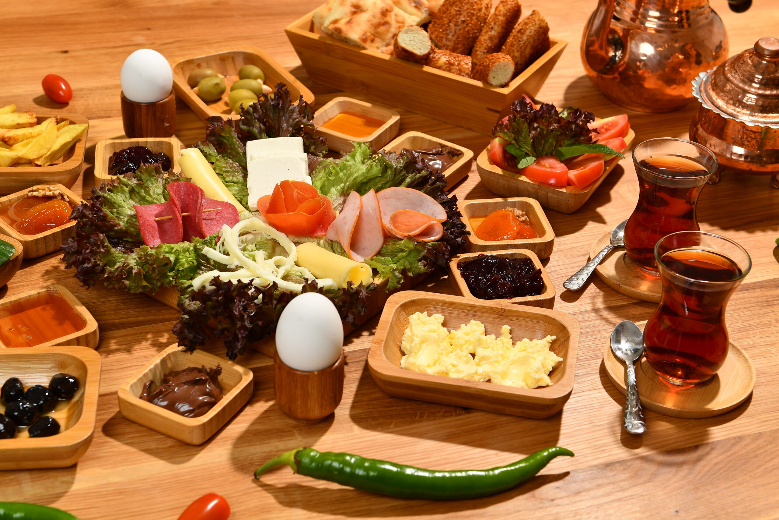 Traditionelles türkisches Frühstück mit Tee, Käse, Oliven, Brot und Aufschnitt